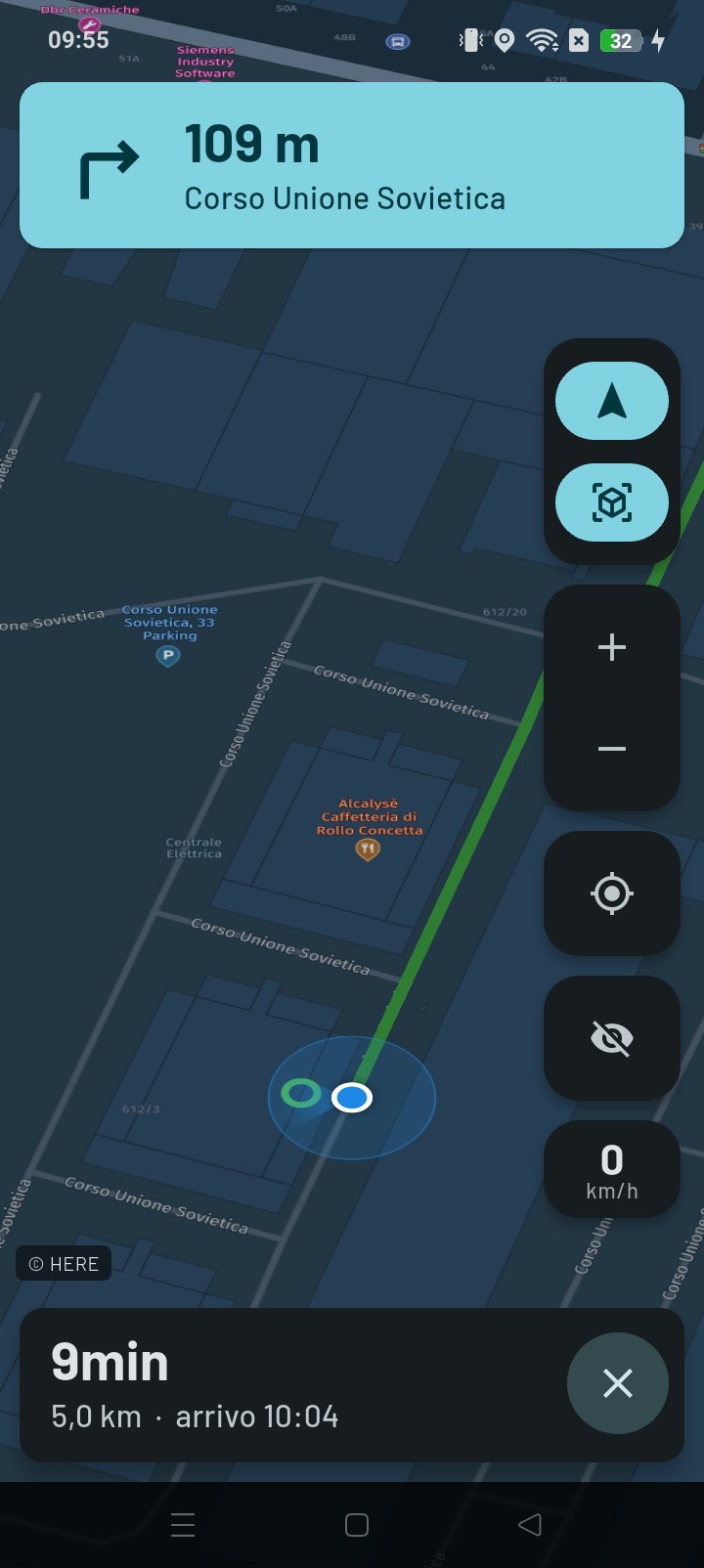 Schermata della navigazione in corso, con la mappa orientata nella direzione di marcia e i limiti di velocità
